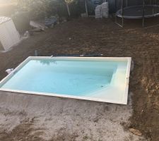 Piscine installée en attente de ma terrasse et ma pelouse :)