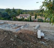 En attente du plancher poutrelles-hourdis.