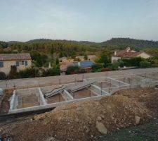 En attente du plancher poutrelles-hourdis.