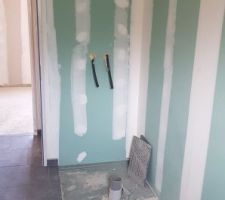 Carrelage dans la salle de bains