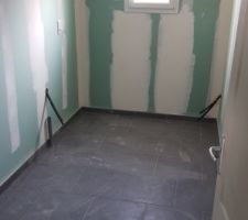 Carrelage dans la salle de bains