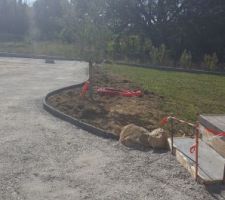 Bordures gris anthracite pour délimiter l'allée