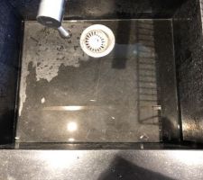 Evier eau qui stagne à droite vers moi