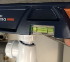 Evier eau qui stagne à droite vers moi