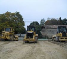 Voici le trio de choc, Messieurs les bulldozers ...