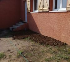 Délimitation de la future terrasse sur l'avant de la maison : environ 12m2