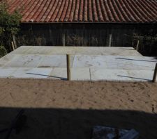 Dalle fabriqu&eacute;e en polystir&egrave;ne pour installation abris de jardin