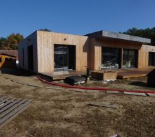 Maison face sud-ouest au fond à gauche l'abris de jardin sur dalle polystirère (voir poto dalle)