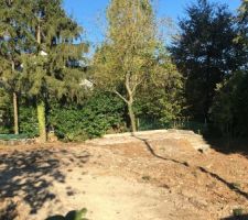 Notre terrain après démolition et coupe des arbres
