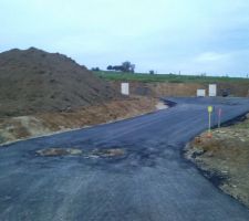 Et tout au fond, notre terrain ! (derri&egrave;re la butte de terre et un peu sur sa droite)