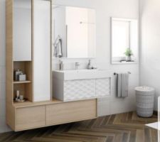 Choix des meubles de salle de bain des loulous : Meubles blanc graphique et bois Néo ( Leroy Merlin) posés en quinconces comme sur la photo,la colonne en moins. La vasque sera une vasque carrée à posée,photo 2 ( Leroy Merlin ) et le miroir rond Diam 90 lumineux à Led (LM)