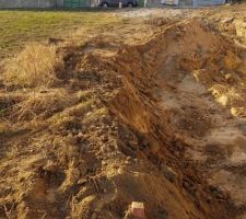 Notre futur terrain est a gauche de la photo et &agrave; droite le terrain du voisin qui pr&eacute;pare son acc&egrave;s au sous sol. Notre terrain fera 589m2 dont 23m de fa&ccedil;ade. Une maison de 15,50x8,50 y sera pos&eacute;e sur VS de 1,75m