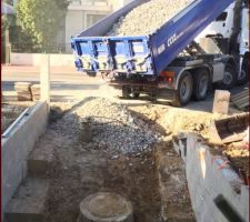 Ajout de gros cailloux dans la descente de garage