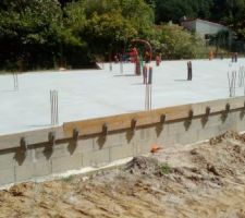Fin juillet 2018, à part quelques détails, le vide sanitaire est presque fini avant les vacances de GP Construction comme s'y était engagé M Philippe Bonté et malgré tous les aléas de la météo. Des gens de confiance, je vous dit. Certains, pourraient se demander: " pourquoi tant de temps entre le premier coulage et la fin du vide sanitaire" la réponse est simple : "une société de maçonnerie digne de ce nom, respecte les temps de séchage".....