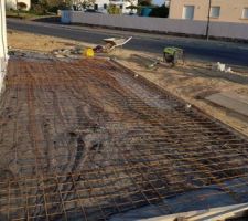 Terrasse de 60m2 que l'on fait nous même. Empierrement coffrage et feraillage terminé. On l'a coulé le vendredi 02 novembre. Trop hâte que ça soit finie.