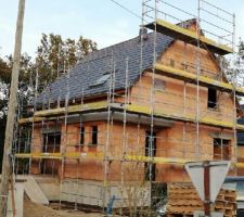 Pose des tuiles et velux mis en place.