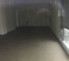 Bon la photo n?est pas top.... derrière la vitre et il commence à faire noir tôt! Mais il fallait qd même que je prenne un souvenir! La chape est coulée, vendredi l?escalier sera posé. Ça se concrétise tout doucement...