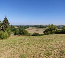 Vue exposition ouest du terrain avec le terrain constructible voisin en contrebas