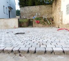 Nous avons pensé que des pavés en grès représenteraient un lien idéal entre une maison contemporaine et des murs en vieilles pierres.