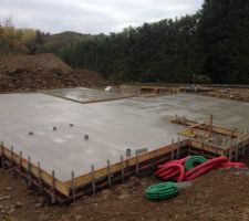 Avant, cot&eacute; gauche (vers l'entr&eacute;e)