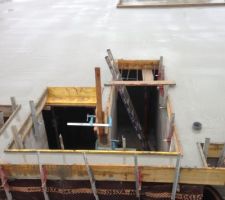 Coffrage pour la tr&eacute;mie de l'escalier qui descend &agrave; la cave