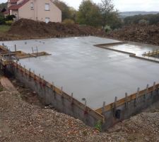 Avant, cot&eacute; droit.