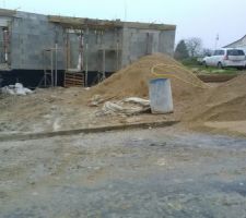 La rue m'appartient !!!! Tas de sable sur la chaussée pendant plus de 2 mois...