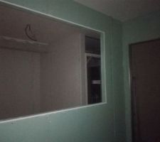 Verrière entre la chambre et la salle d'eau parentale