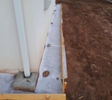 Début des travaux : bordure en bois pour étaler des cailloux tout autour de la maison