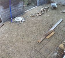 Le sol de la salle de jeux en calcaire, on vois bien le puit et les baies vitrés.