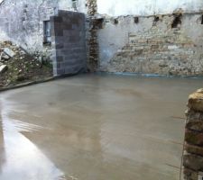 La dalle de la salle de jeux, 7M cube de béton, 11.5T de mélange et une palette de ciment.