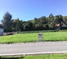 Voila notre petit terrain entre de belles maisons au alentours dont une de chez extraco avec le meme conducteur de travaux