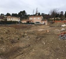 Terrain en friche avec quelques debarras du voisin