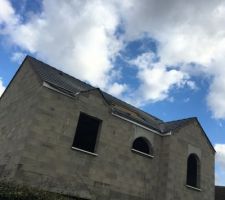 Une petite visite du chantier et surprissssssseeee, le toit est à 95% fait. Il manque plus que les 4 panneaux.