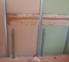 Renforts pour meuble SDB suspendu de l'étage