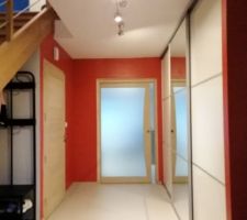 J'ai osé le rouge dans l'entrée. en vrai il est un peu plus doux et orangé.