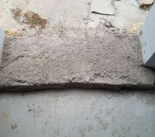 Rebord de porte, le b&eacute;ton est moche et s'effrite tr&egrave;s facilement : est-ce uniquement parce qu'il n'est pas sec ?