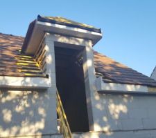 Couverture en cours.
Ils ont mis des planches de bois sur les côtés des lucarnes, je me demande comment ils vont pouvoir boucher les trous entre les baguettes sur la façade ?
