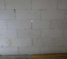 La lumière filtre à travers les murs...