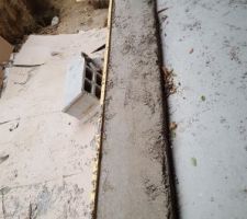 Plein de ponts thermiques !
Rebord de porte, le b&eacute;ton est moche et s'effrite tr&egrave;s facilement : est-ce uniquement parce qu'il n'est pas sec ?