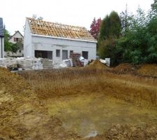 Terrassement des voisins, cela devient compliqué : il reste peu de place devant la maison.