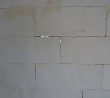 La lumière filtre à travers les murs...