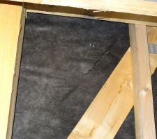 Des vis au travers du tissu noir et quelques coupures.