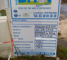 Panneau de construction, sa pose annonc&eacute;e le d&eacute;but imminent de la construction