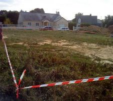 Terrain balis&eacute;, prise de vue depuis l'angle gauche cot&eacute; fa&ccedil;ade