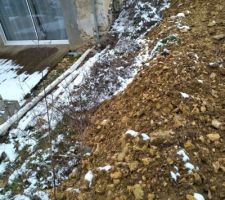 Création d' 1m40 de terrain plus haut avec notre voisin.
