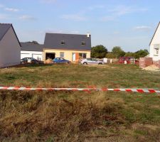 Terrain balis&eacute;, prise de vue au centre &agrave; l' arri&egrave;re du terrain