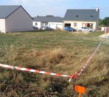 Terrain balis&eacute;, prise de vue &agrave; l'angle arri&egrave;re gauche