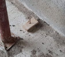 Aperçu d'un morceau de bois avec un clou en l'air (il y en avait plusieurs un peu partout dans la maison)