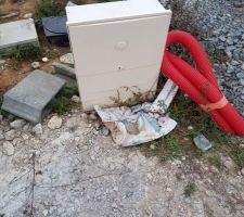 Aperçu d'un sac de béton et de polystérène devant notre compteur électrique